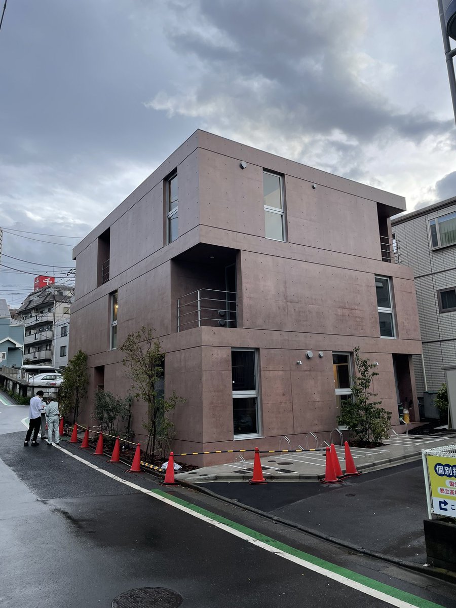 KazumaYamao's tweet photo. 雨の完了検査。良い色。
Owner's inspection in the rain.
#waiwai #waiwaidesign #colorconcrete #apartment https://t.co/meK9iSkzBu