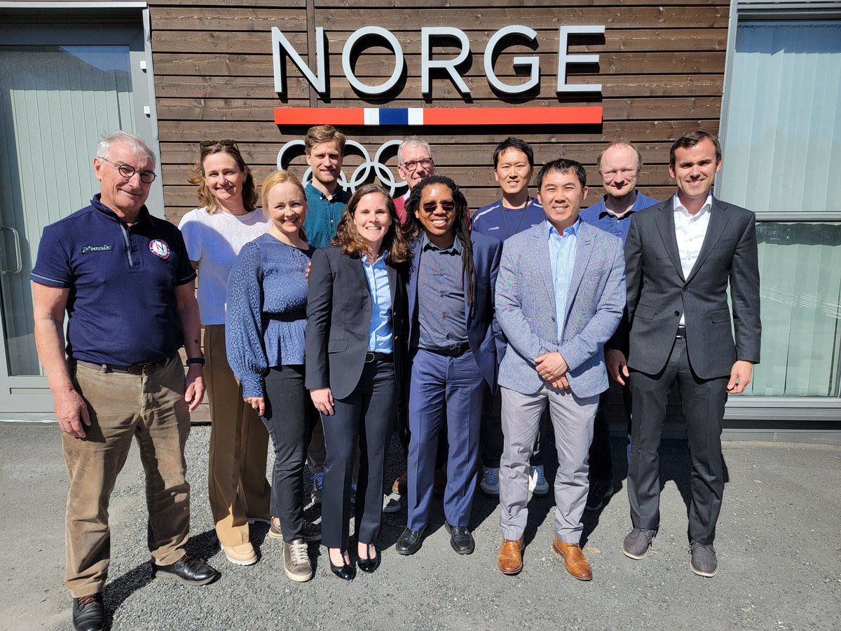 H2O_SportsMD's tweet photo. Former @ESSKA_society &amp; current head of @iocmedia medical sciences Lars Engebretsen hosted us at @Olympiatoppen on a whirlwind tour of Norway.  The academic program was excellent and the team shared lessons learned from caring for  @FIFAMedical &amp; @Olympics athletes. https://t.co/YlFDaWae85