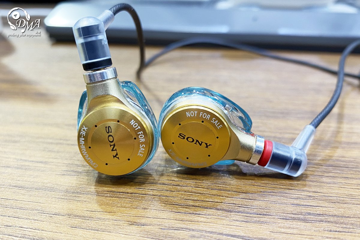 dmaaudio's tweet photo. 【細緻無瑕】✨
匠心設計,Sony Just ear XJE-MHRWM1M2 訂製耳機以 WM1M2 tuning,專為旗艦型號「NW-WM1ZM2」的音質而設計🙌,展現忠實的原音💕,調音上亦與 NW-WM1AM2 匹配,帶來具躍動而有力量感的聽感。🤩
#newitems #Sony #Justear #XJEMHRWM1M2 #WM1M2tuning #訂製耳機 #custommademonitor https://t.co/WHk2GdTF4y