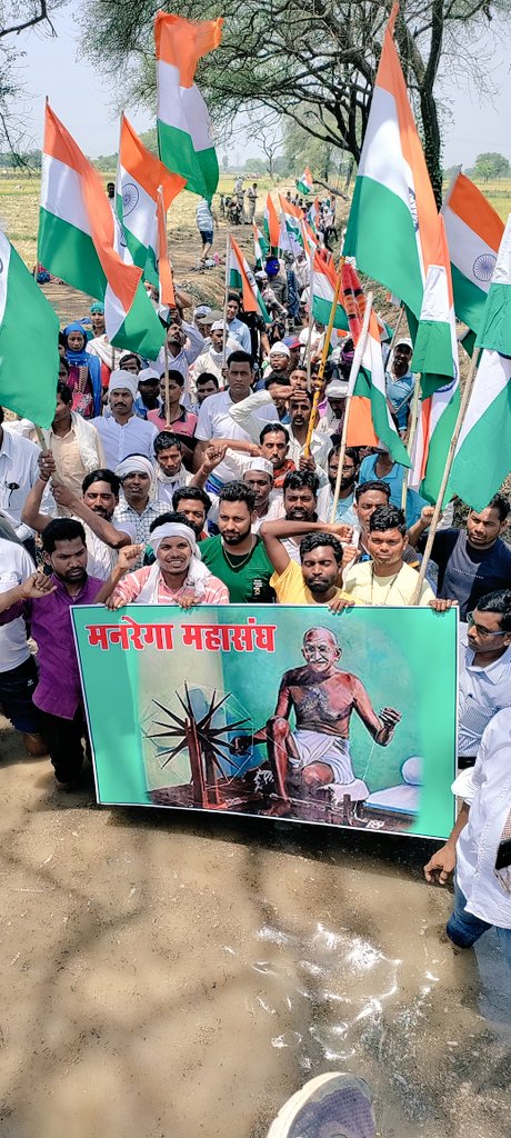 सिर्फ हंगामा खड़ा करना मेरा मकसद नहीं,
सारी कोशिश हैं की ये सूरत बदलनी चाहिए।

मेरे सीने में नहीं तो तेरे सीने में सही।
हो कहीं भी आग, लेकिन आग जलनी चाहिए।

#कंडेल_नहर_जल_सत्याग्रह
मनरेगा कर्मचारी महासंघ, एक ही मांग नियमितीकरण। <a href="/bhupeshbaghel/">Bhupesh Baghel</a> <a href="/TS_SinghDeo/">T S Singhdeo</a> <a href="/IBC24News/">IBC24 News</a> <a href="/ABPNews/">ABP News</a>