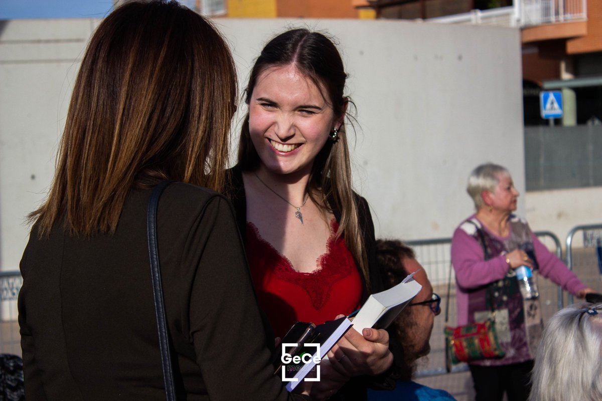 gecemedia_'s tweet photo. 📸📖 | El pasado domingo 24 de abril, en la feria del libro de Alcantarilla, @Louane_Citron presentó su novela 'Afouteza' y pudimos acompañarla en este día.

Formar parte del proceso desde el inicio es inolvidable. Que vengan muchos proyectos más juntas ❤️ https://t.co/E2hhQLunzQ