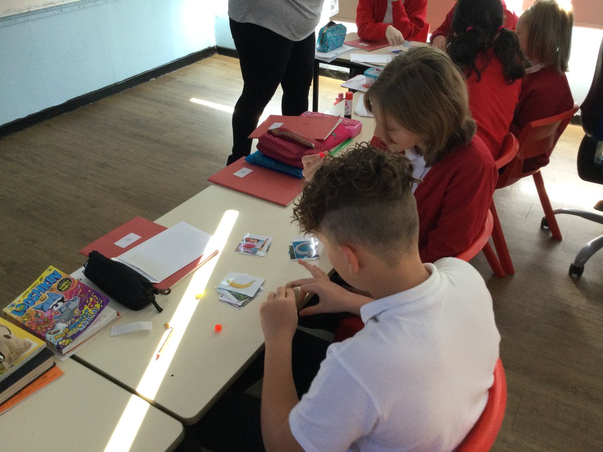 QueenswoodSTEM's tweet photo. Investigating light with a local primary school.  How can we show that light travels in straight lines? https://t.co/ADJukkQ7Qn