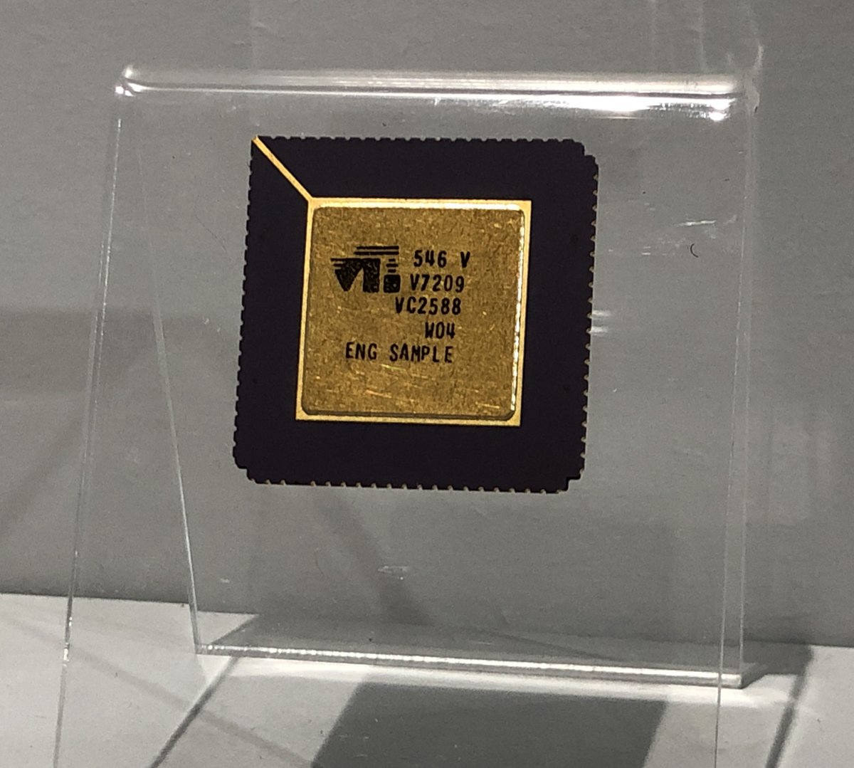 computermuseum's tweet image. #OnThisDay in 1985 the first ARM processor was powered up! A few hours later, after a tweak or two, the screen displayed: 'Hello World, I am ARM'. computinghistory.org.uk/cgi-bin/sitewi…