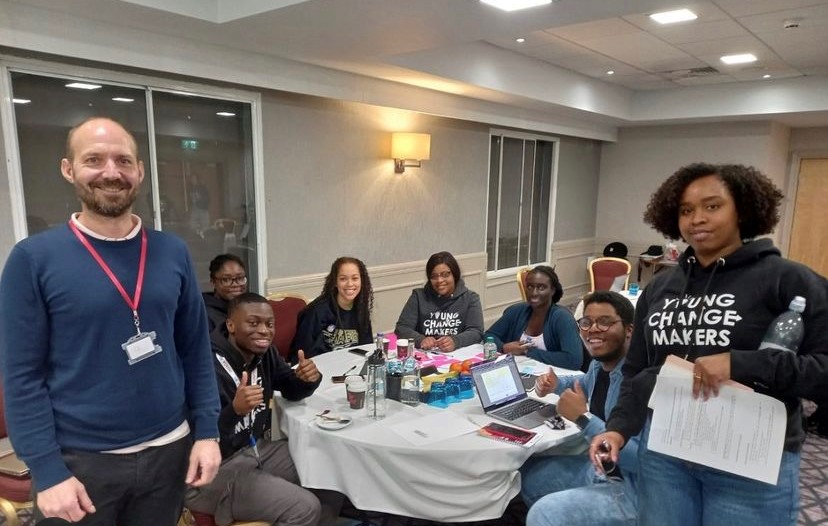 CentreforMH's tweet photo. #AVoiceForChange shares how Young Changemakers are developing social action projects to tackle mental health inequalities among racialised communities, as part of our programme with @UKYouth @DianaAward, kindly funded by @PostcodeLottery @comicrelief 🙌
https://t.co/mabxyVCHx7 https://t.co/7zkW7D5O54