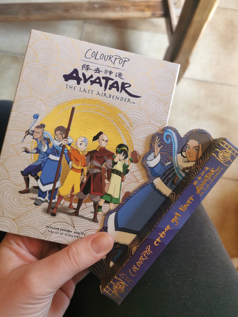 Mon colis est arrivé, je suis tellement fan de ATLA ! 🥰 Ça va m'aider à finaliser mon cosplay de maître de l'air 👀
