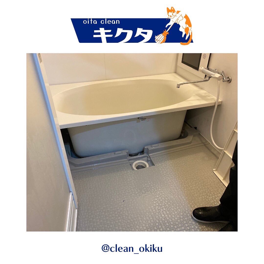 浴室のビフォーアフター！

エプロン（浴槽のカバー部分）を取り外しての徹底洗浄です。普段は見えない黒カビも一掃します✨

instagram.com/p/CczmA-WL2N2/…