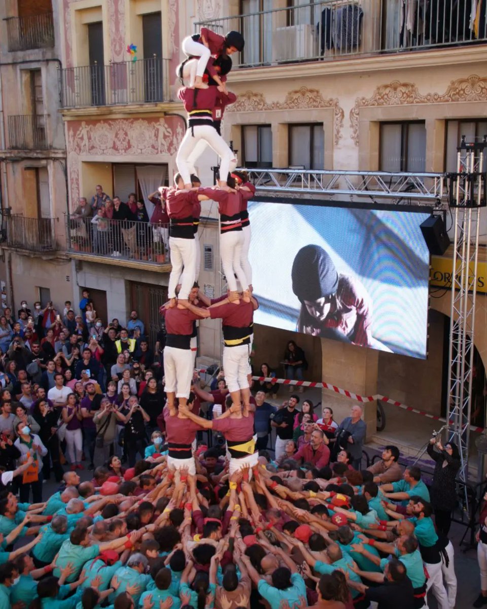 collabordeus's tweet photo. La tornada dels castells de 7 en imatges! 😍🔥
Recuperem el 4d7 i el 3d7 a Martorell i amb moltes estrenes i també a canalla!
AIXÒ ARRENCA! ⚙️
.
.
I diumenge 8 de Maig, aniversari! 🎂
Així que totes i tots avui a les 20:00 a l'escorxador!! 💪🏽
.
.
#castells #castellers #3d7 #4d7 https://t.co/SEfrewT32m