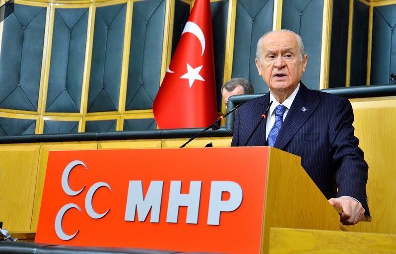 Biz kadir biliriz, kader biliriz, kanaat biliriz, kıymet biliriz, 
Biz vefa biliriz, vecibe biliriz, velayet biliriz.
Ancak ihanet bilmeyiz, iftira bilmeyiz, idbar bilmeyiz, icbar bilmeyiz, ihtiras bilmeyiz, ihtikar bilmeyiz.

Liderimiz Sayın Devlet Bahçeli