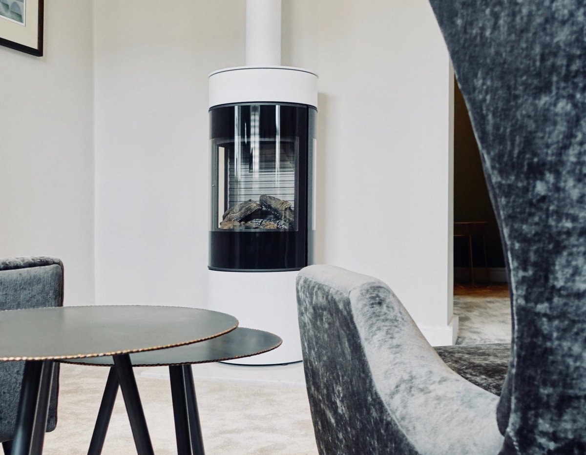 FUNCTION, DESIGN &amp; CRAFTSMANSHIP 

A stove is more than just a heat source, it has to unite aesthetics and technology. This white stove within the Rais range is eco-friendly heat source with contemporary design and modern minimalism.
