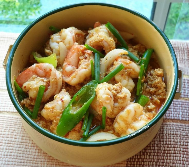 d_gw5z's tweet image. 16:37 น. มื้อสำคัญของวันอีกเหมือนกันครับ ผมเองพยายามผัดให้น่าตาอาหารจานนี้เหมือนในภาพครับแต่ติดที่ไม่มี "ปิ่นโต" ....

Cr. ขอบขอบคุณเจ้าของภาพครับ

      "กุ้งผัดผงกระหรี่"