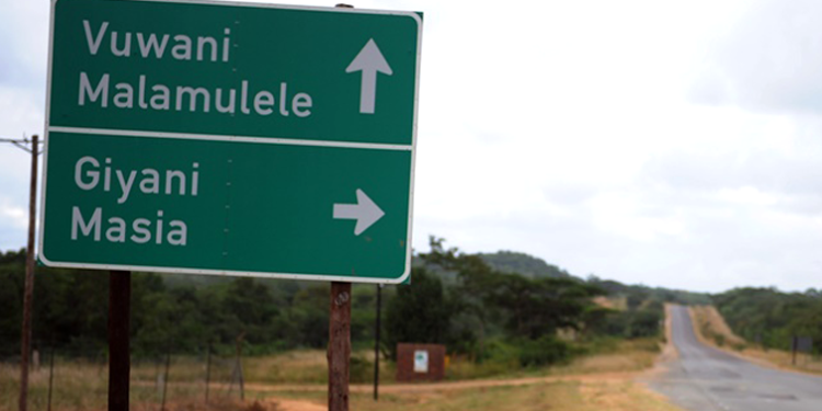 SABCNews's tweet photo. Deputy Minister in the Presidency, Thembi Siweya, says the Vuwani area of Limpopo is in desperate need of service delivery. Siweya is visiting and speaking to residents in the area as part of a service delivery assessment. #Vuwani
https://t.co/KHCh2srKzO https://t.co/jEg7j2P0bt