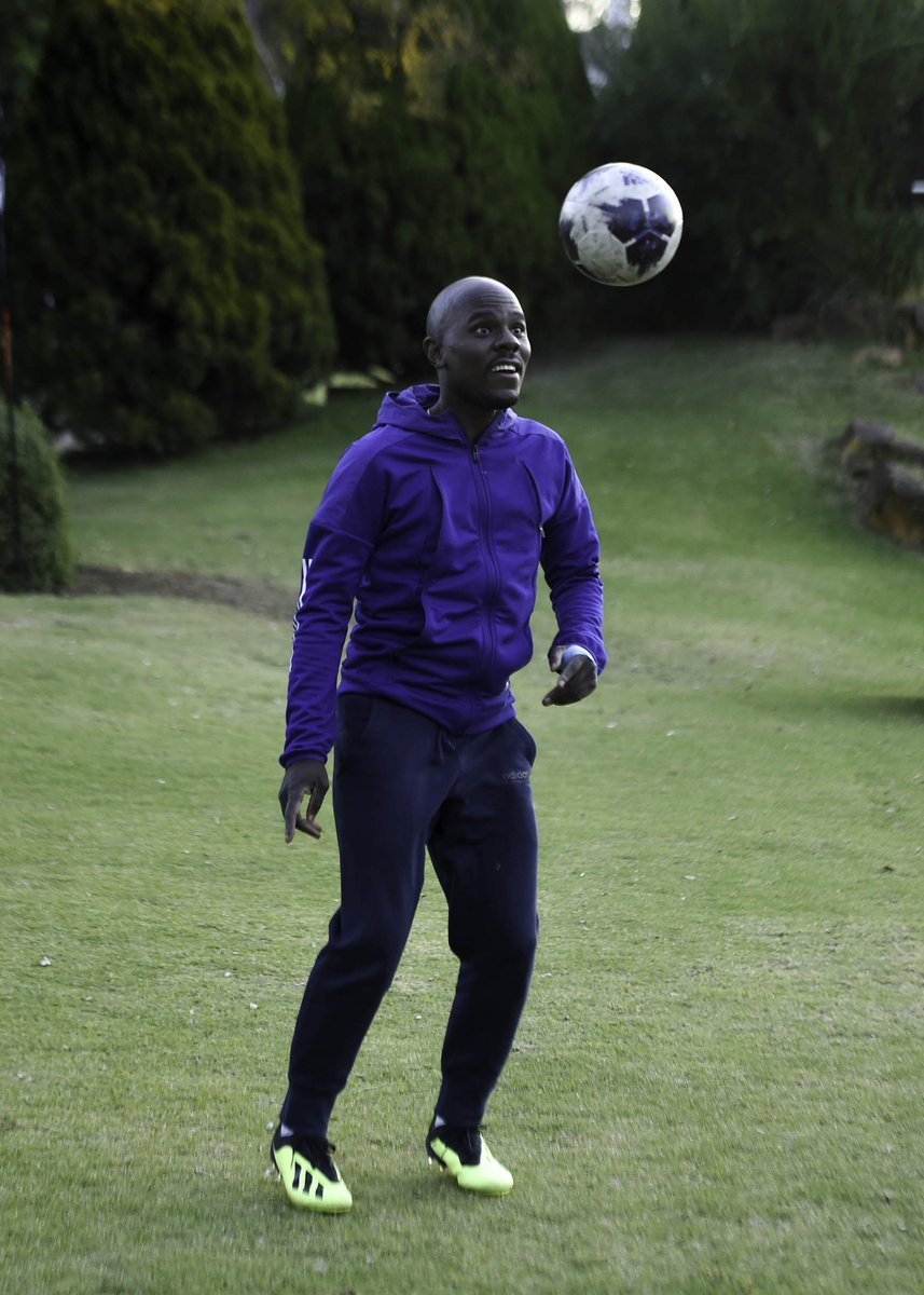 I asked a question about the best passer in the #DSTVPrem izolo and someone answered 

"Not you"

Eh, kanti y'all don't take me serious. They don't call me jersey #10 for nothing. Any clubs looking for a baller 😬😬

Put some respek on my name 😂😂😂😂