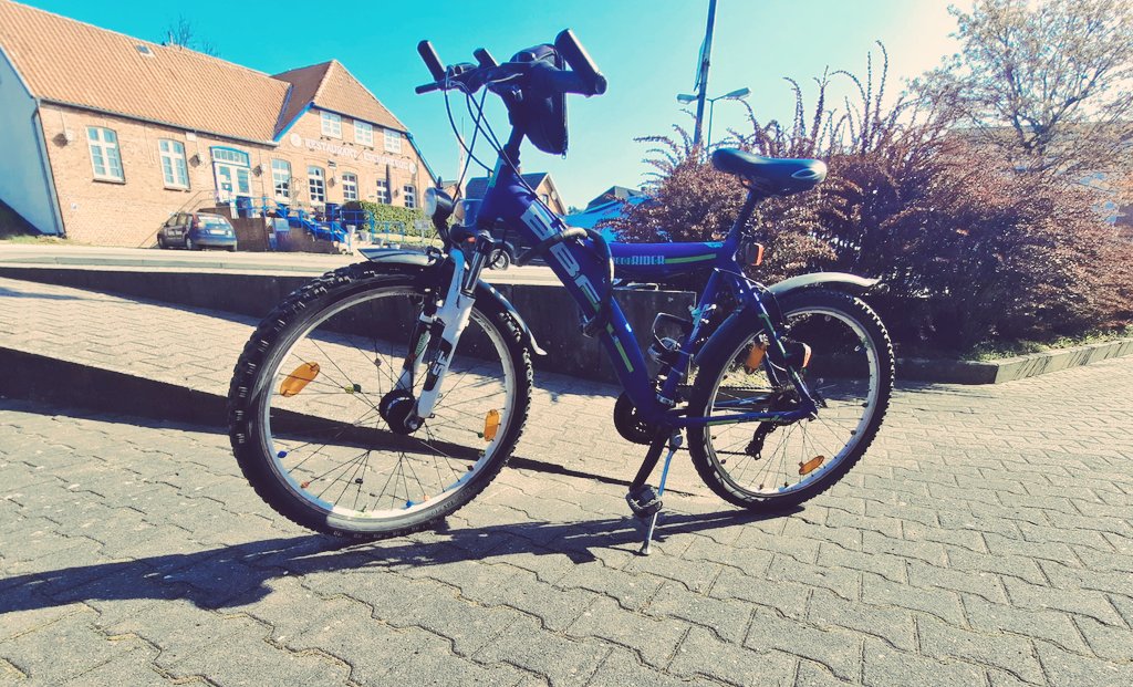 Egal, wie alt du bist: wenn es eine Rampe gibt, fährst du die Rampe runter. 😎

#fahrrad #egalwiealtdubist