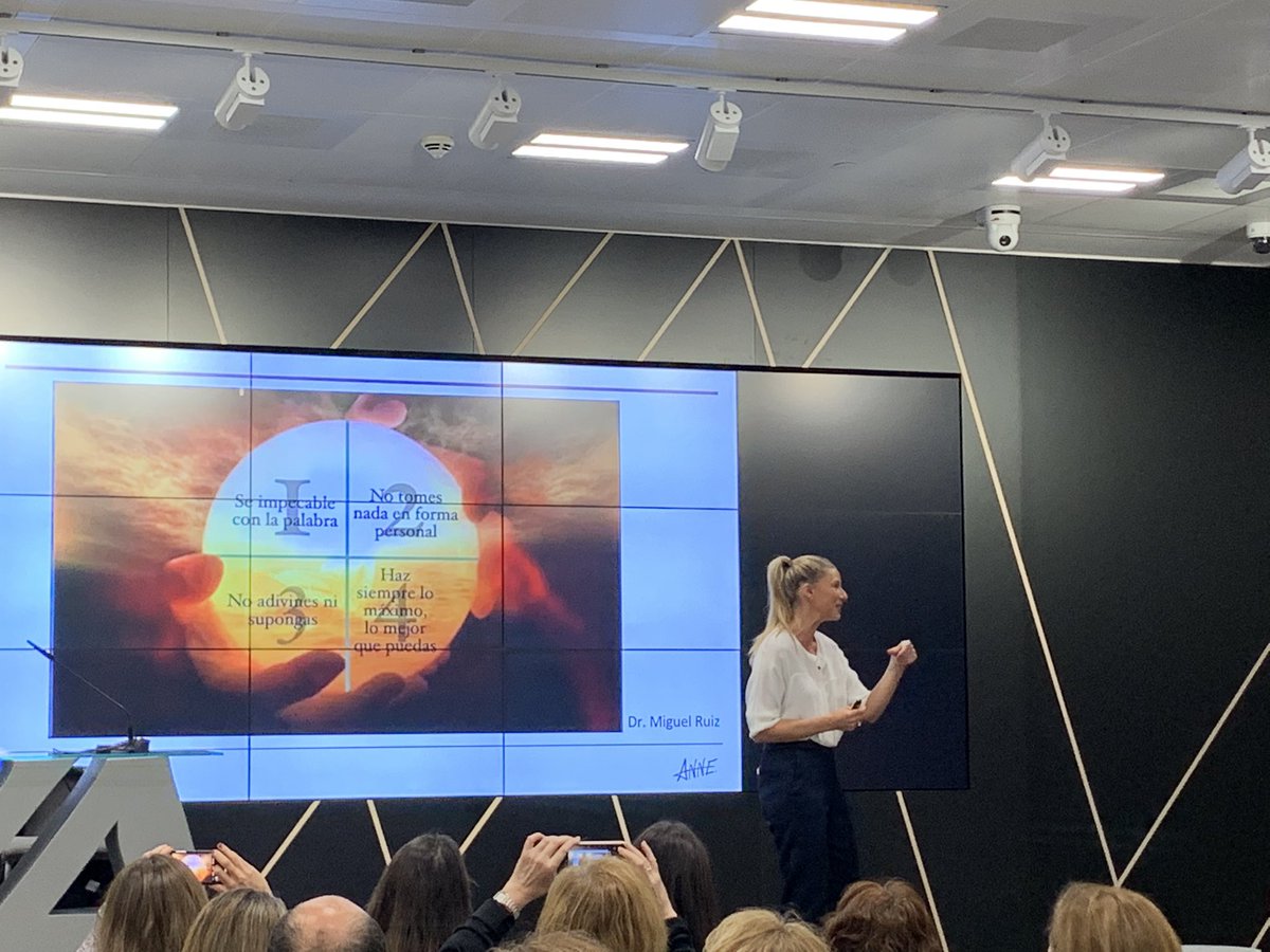 #iralaoficinamola <a href="/BarrajonLopez/">sonia barrajon lopez</a> <a href="/nuriagilhervas/">Nuria Gil Hervás</a> del libro “los 4 acuerdos “del Dr. Miguel Ruiz