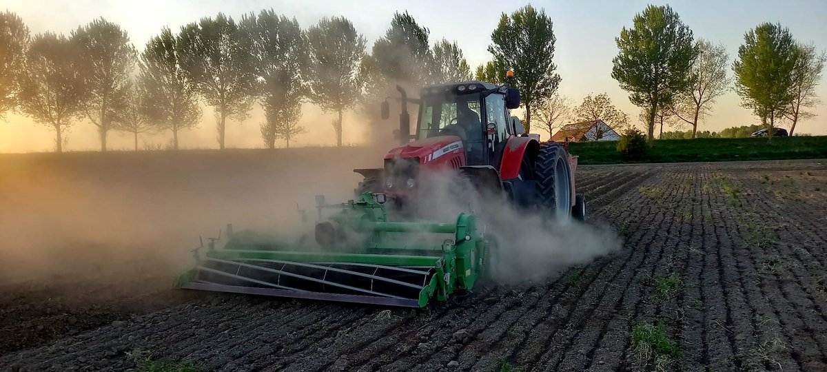 UtkinMichael's tweet photo. Country: #Netherlands
#farmer: Robin Verbuyst
vehicle: #MasseyFerguson 6465
product: #FieldBee mechanical Autosteer
operation: potato seeding https://t.co/IcTQND0tNX