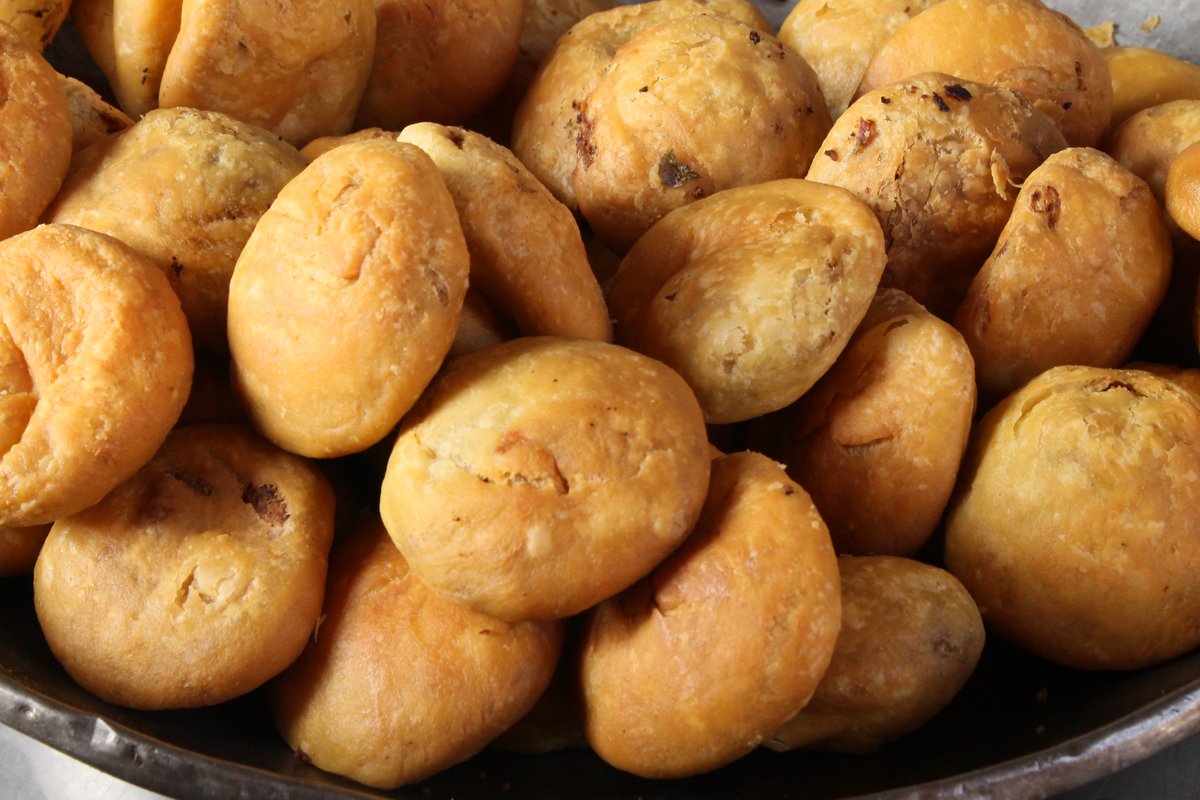 FoodTourInDelhi's tweet photo. A traditional mithai ki dukaan (sweets shop)

#Agra 
#IndianFood https://t.co/6U3dnti8hV