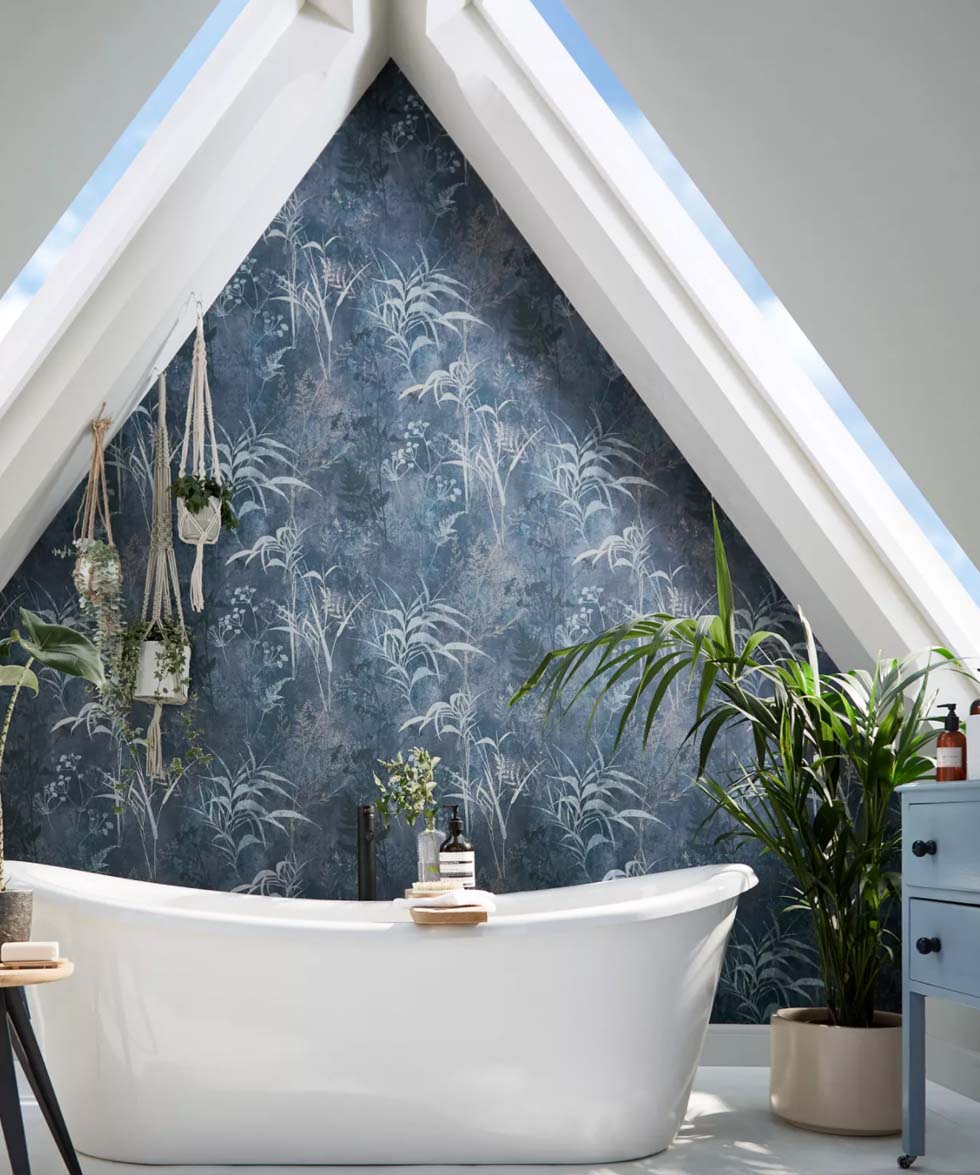 It doesn't get more luxurious than having a freestanding bath in the loft. This blue bathroom with its palm print wall covering and hanging plants is sure to make you unwind. More inspiration here zcu.io/tQXi