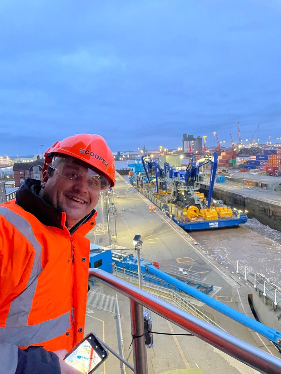 Following on from the arrival of the heavy load carrier, the Meri on Sunday night to Associated British Ports, Immingham, our Sales Director Chris Barnes decided to find the best view in the house…and what a view!! Amazing effort from everyone involved 

#KeepingBritainTrading