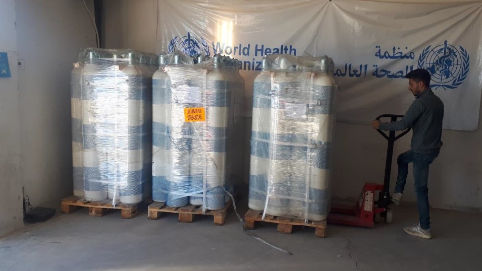 WHOSyria's tweet photo. هذا الأسبوع,تلقّت #منظمة_الصحة_العالمية مساهمة سخيةمن #بولندا🇵🇱 تتضمن أدوية و معدات منقذة للحياة.
هذه المساهمة السخية للشعب في #سورية تتضمن أجهزة التنفس الصناعي, أسرّة مرضى,إمدادات الأكسجين والأدوية الأساسية لتعزيز الاستجابة لإدارة حالات #كوفيد_19.
#KPRM
#SolidarityPL
#TeamEurope https://t.co/OYYzvmc6Ov