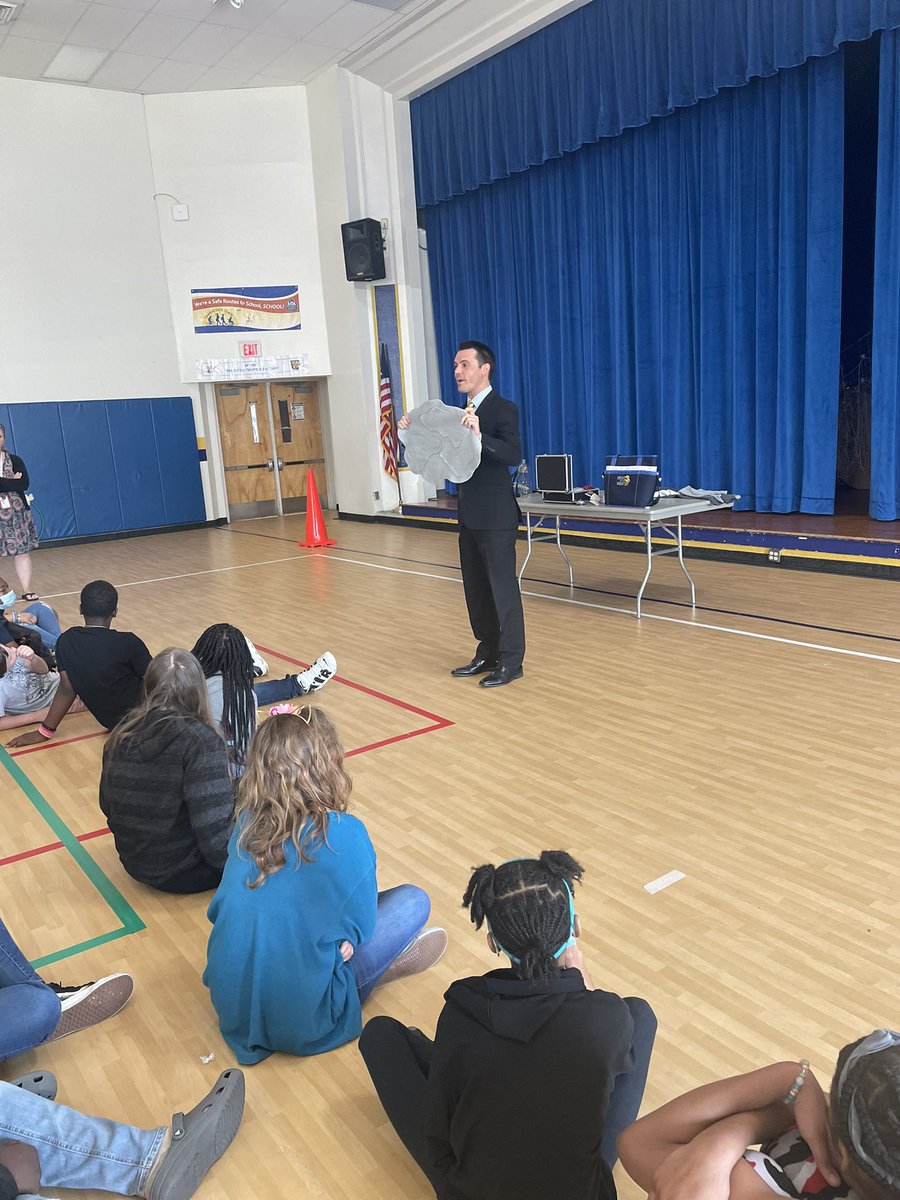 TruittTigers's tweet photo. Big thank you to @MHendersonWTKR for speaking to our 4th and 5th graders about weather!!! The students and staff at Truitt were lucky to have you as a guest today!! #SOLprep #Learningisfun https://t.co/Lqi4PXB0bY