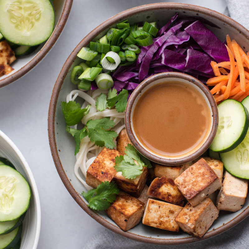 These crisp and crunchy noodle bowls are inspired by classic spring roll ingredients and are served with a zesty peanut sauce. (Macros: 283 calories / 33.5g carbs / 17g protein / 9.5g fat) macrostax.com/recipes/tofu-s…