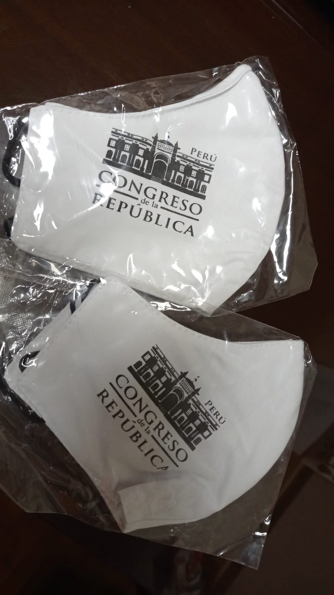 martinhidalgo's tweet photo. Mientras tanto, en el @congresoperu siguen fomentando mascarillas de tela con su logo. Hoy han repartido estas entre los despachos parlamentarios. https://t.co/pr8qpUCn5b