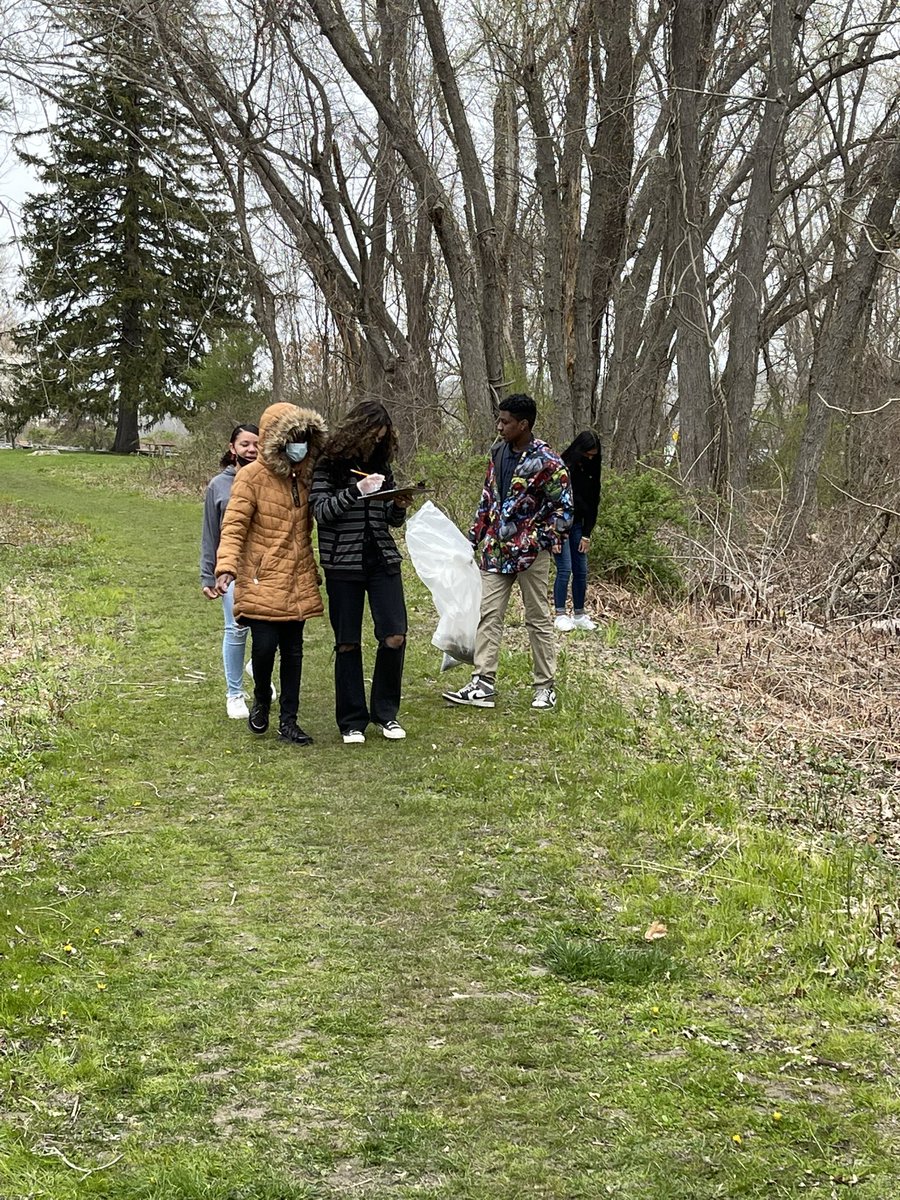 @kennelly_school #middleschool #students #cleanup #state #park with @Proj_Oceanology #InvestInOurPlanet #EarthDay2022 #EarthDay @CTRiverH2Oshed @NOAAResearch