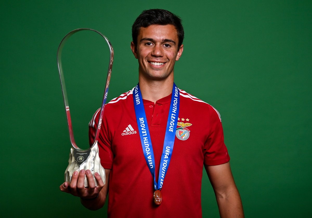 ⚽️⚽️⚽️🏆

All in a day's work for Henrique Araújo... 🥰

#UYL