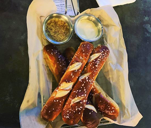 RoyalOakBrewery's tweet photo. Sometimes it's okay to be salty!😉Celebrate National Pretzel Day with our Pretzel Sticks!😋🥨✨
-
ORDER HERE 👉 https://t.co/zN1PCgR1uu
-
#RoyalOakBrewery #RoyalOak #MIEats #Eeeats #Foodie https://t.co/k9TnKANndU