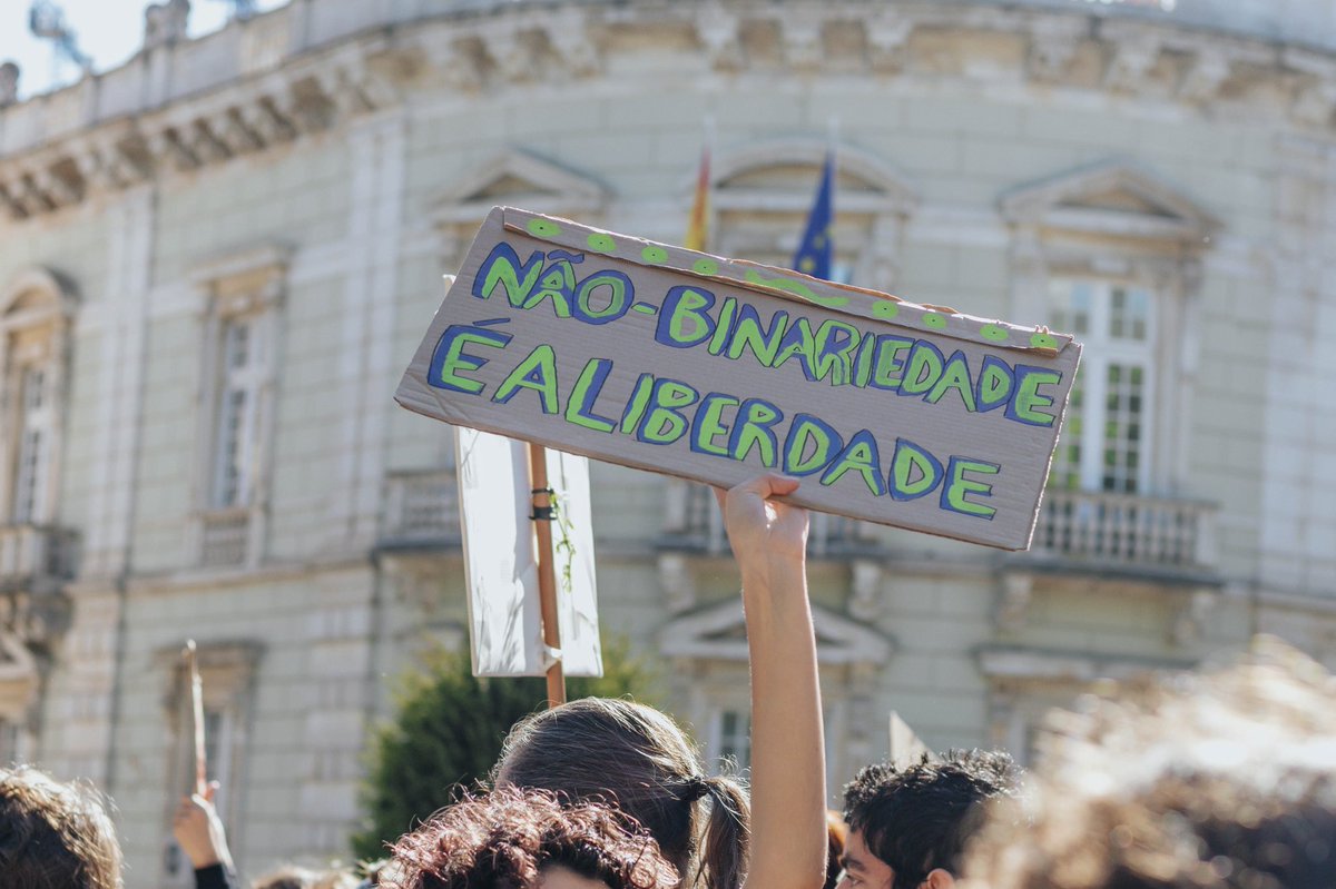 noahleao's tweet photo. 25 de abril em Lisboa 🧵 https://t.co/XGbG2adhU5