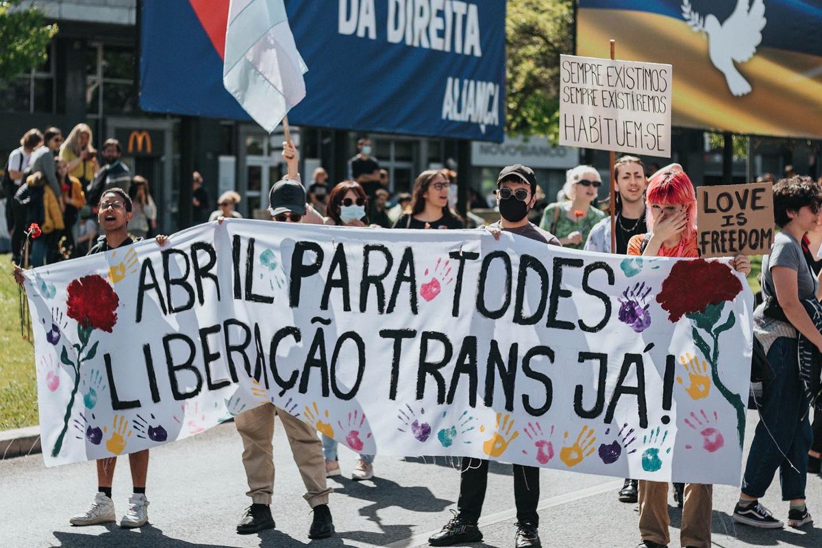 noahleao's tweet photo. 25 de abril em Lisboa 🧵 https://t.co/XGbG2adhU5