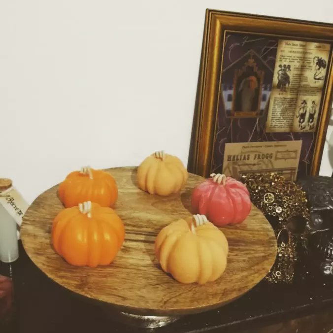 CreationSpooky's tweet photo. Hola ! 
J'adore la période d'halloween et j'ai en premier temps créé de la décoration pour les amoureux de cette ambiance.
Pensez à la bougie citrouille car Halloween ce n'est pas qu'une date mais un état d'esprit !
Il en reste quelques-unes sur Etsy !
https://t.co/XmiGQO301z https://t.co/cEiKkHiD9p