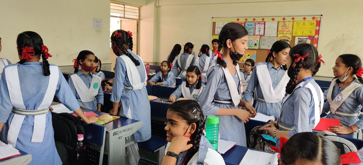 अपनी बात को अपनी भाषा में सहजता से कहने का अवसर, जब कक्षा में मिलता हो, तो बच्चों के चहरे पर मुस्कुराहट तो होगी ही। <a href="/GgssBhalswaNo1/">GGSS Bhalswa no1</a> स्कूल में "मिशन बुनियाद" की इस कक्षा में स्वयं Hos, बच्चों को ग्रुप एक्टिविटी के माध्यम से मैथ विषय को समझाते हुए। <a href="/PbpandeyB/">B P Pandey</a> <a href="/LetsTalkEdun/">#LetsTalkEducation </a>