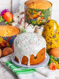 molte_fedi's tweet photo. Oltre alle uova sode, solitamente si cucinano anche la #paskha, un dolce a base di formaggio fresco a forma di piramide tronca, e il #kulich, composto da uvetta, frutta candita e mandorle sbucciate, ricoperto di zucchero e a volte aromatizzato con liquori https://t.co/DwCItIGCy8 https://t.co/csff3ujcLU