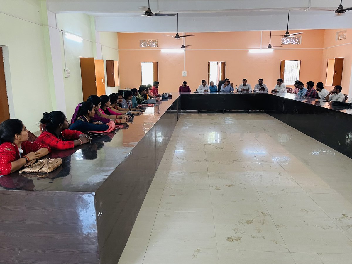 Bdo_Tarabganj's tweet photo. पंचायत सहायकों को ग्राम पंचयातों में विभिन्न कार्यों मे सहयोग के लिए निर्देशित किया गया । https://t.co/mgYNq4RdcJ