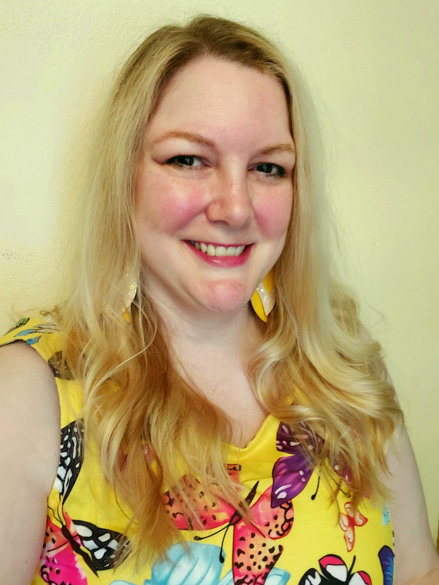 SarahNicole838's tweet photo. I am ALL SMILES today because @AplinHoutz and I were awarded @AFPIHQ's Levis grant for our research on fundraising ethics. #UMSLDBA #fundraising https://t.co/dtmucKVGU3 https://t.co/FX1uRls7gO