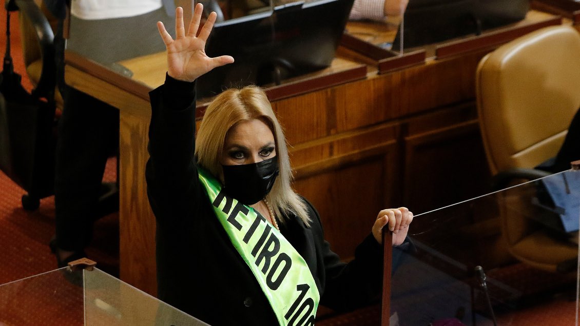 PamJiles's tweet photo. 6.410 pesos ofrecen @gabrielboric y @mariomarcelc como “ayuda” x canasta básica, después de negarle a la ciudadanía su derecho a usar su propio dinero con el #QuintoRetiro. 
Creo q el Gobierno terminará teniendo q permitir el #SextoRetiro dada la creciente indignación ciudadana. https://t.co/d9wapanLaf