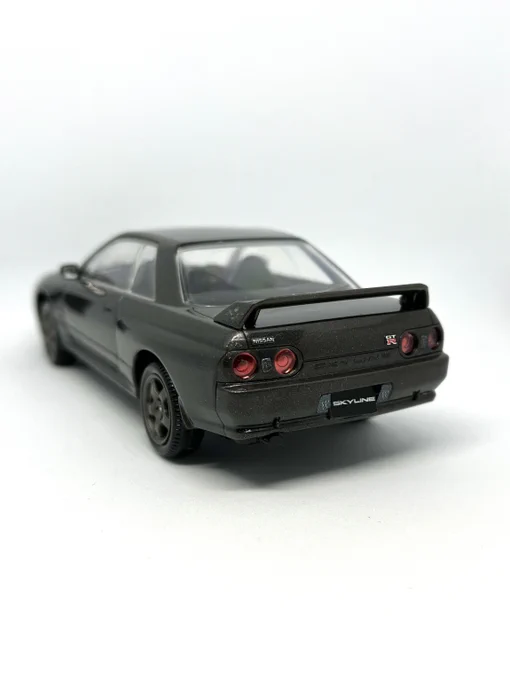 アオシマの楽プラシリーズにスカイラインR32が出たのでガンメタとホワイトを買ってきた。塗装とか加工を一切せずにガンメタを組み立てみたけど、これはかなり良いのでは……!
シール貼ってる感がかなり控えめなのもいいですね。
ホワイトは好きな色に塗装して作りたいな。

後ろ姿が好きだなあR32。 