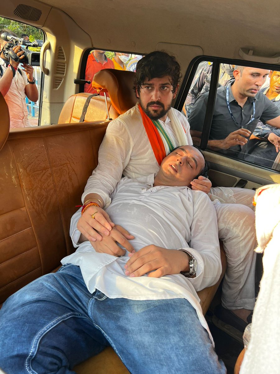 SinghShaktiBJP's tweet photo. पश्चिम बंगाल की निर्ममता(ममता) सरकार ने दो तरह के गुंडे पाल रखे हैं एक टोपी वाले दूसरे वर्दी वाले पहले जनता को लूटते है हत्या और जघन्य अपराध करते हैं दूसरे जनता को लूटने के साथ उनकी आवाज दबाने का काम करते हैं,
@Tejasvi_Surya 
@blsanthosh https://t.co/dBNBfiflJW