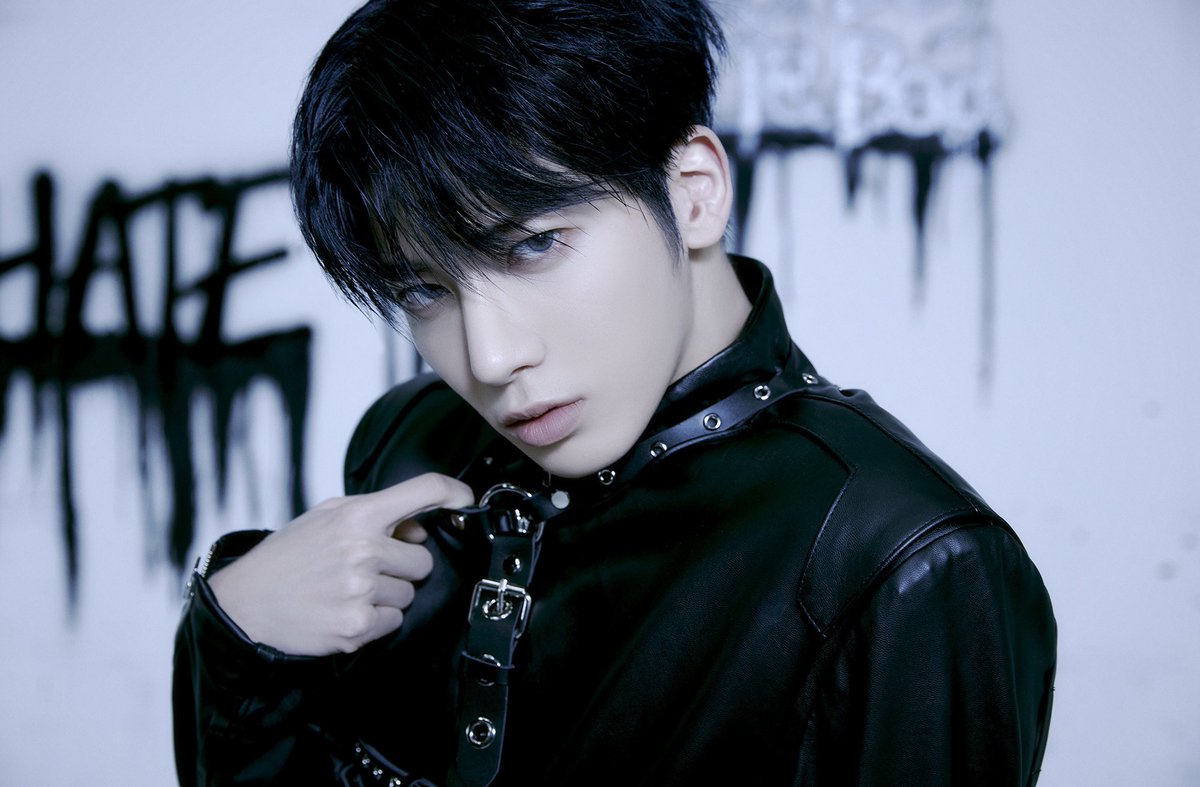 the yellow jumpsuit looks good on taehyun 😭🤞