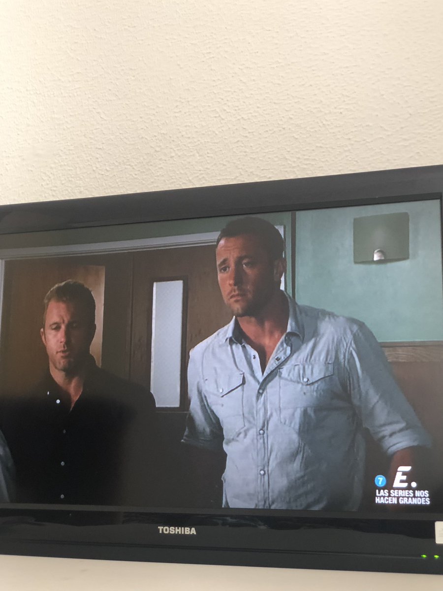 Hawaii 5.0>>>>> cualquier otra serie  de policías