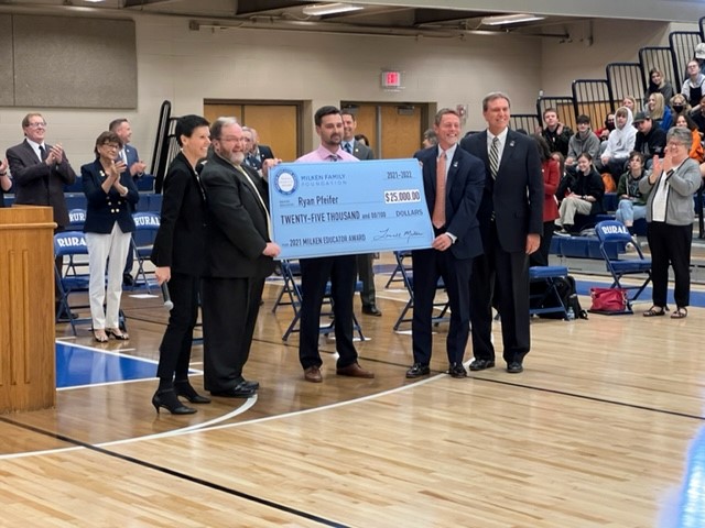 ksdehq's tweet photo. 🎉Congratulations to Ryan Pfeifer, high school science teacher @USD437, who is the winner of a $25,000 @Milken Educator Award.

Pfeifer received the surprise award during an assembly this morning at Washburn Rural HS. #KansansCan https://t.co/t0uuNDlx25