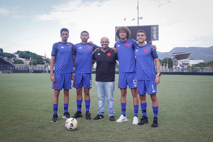 vascobase's tweet photo. Do Sub-20 ao Sub-7, os futuros goleiros do Gigante da Colina e seus treinadores!

📸 Matheus Lima/Vasco

#DiaDoGoleiro #MeninosDaColina #BaseForte https://t.co/8Dtg94fsqK