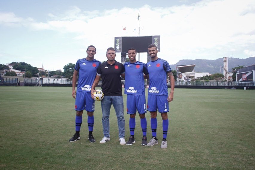 vascobase's tweet photo. Do Sub-20 ao Sub-7, os futuros goleiros do Gigante da Colina e seus treinadores!

📸 Matheus Lima/Vasco

#DiaDoGoleiro #MeninosDaColina #BaseForte https://t.co/8Dtg94fsqK
