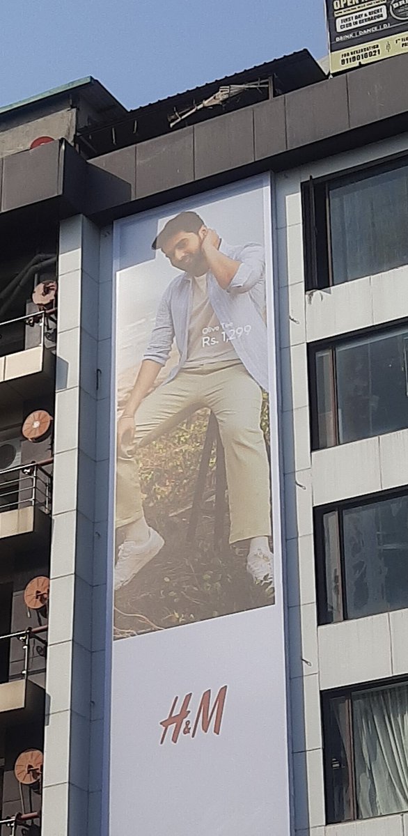 SmritiGulati2's tweet photo. It makes me so happy to stand in front of these hoardings. Makes me super proud❤❤
@ArmaanMalik22
#armaanmalik #HMAM https://t.co/GRtmSmNCiR