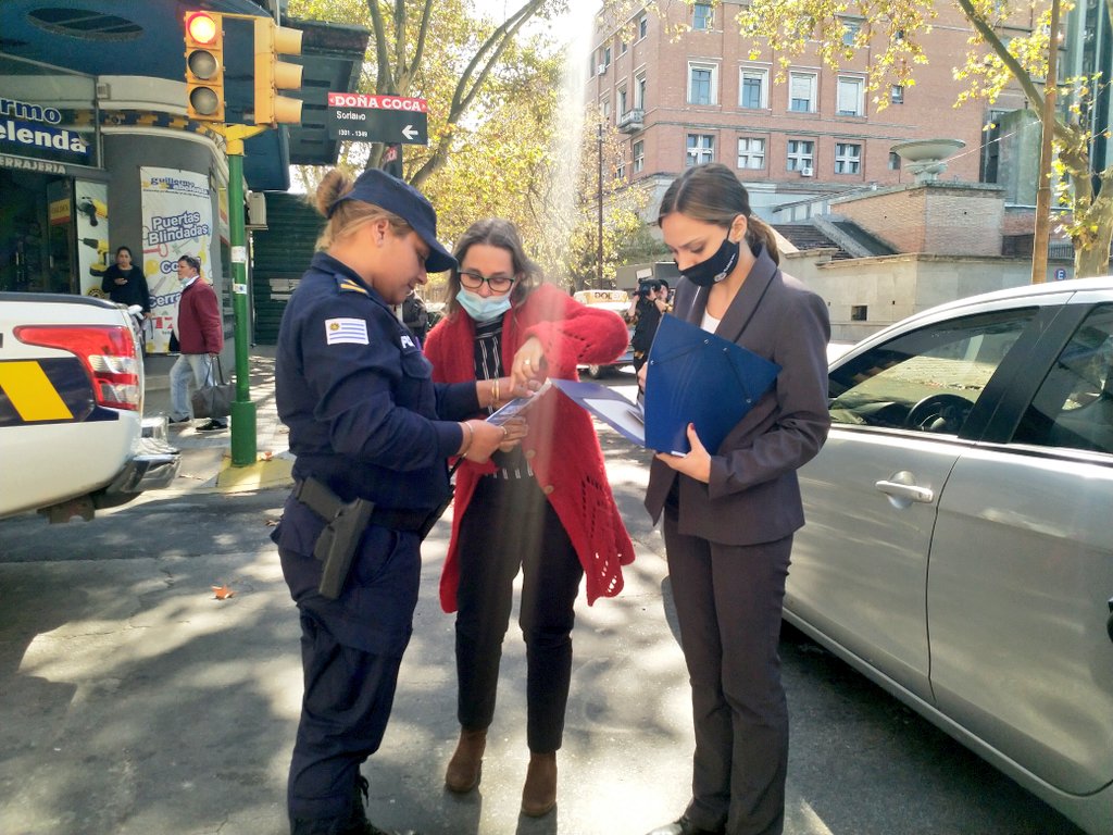 LeoPedrouza's tweet photo. Un equipo del Centro de atención a víctimas de la violencia y el delito del @Minterioruy acudió al lugar para ponerse a disposición  con apoyo psicológico a los Policías que intervinieron en el caso. Ampl en Teledia https://t.co/7J0zH16Yk7