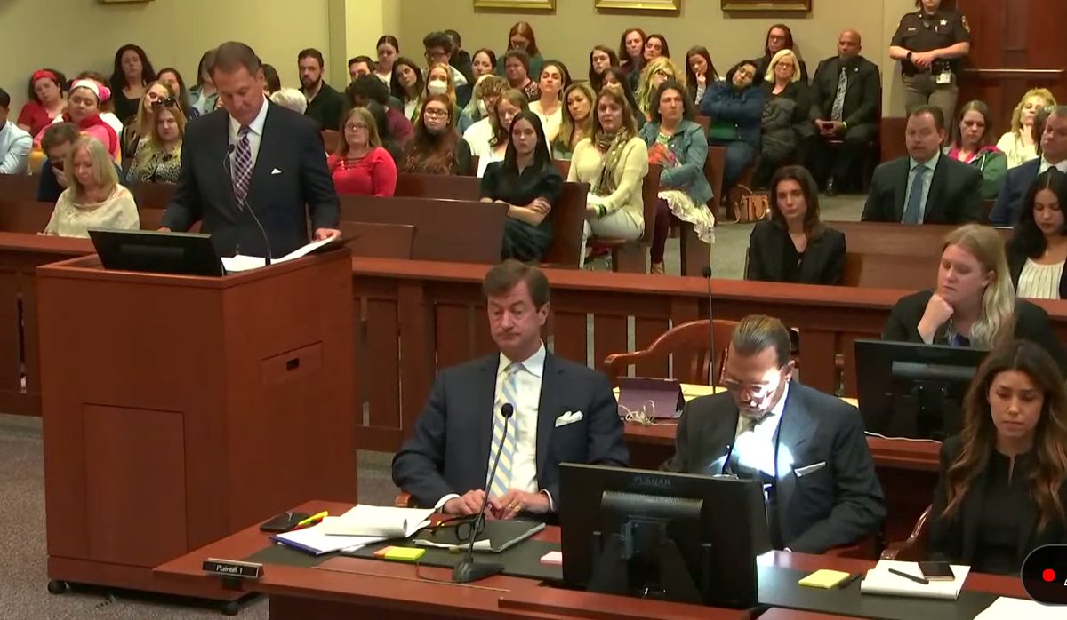 A Johnny le está pegando un rayito de sol. Sólo a él. 💖✨

#JusticeForJohnnyDepp 
#JohnnyDepp