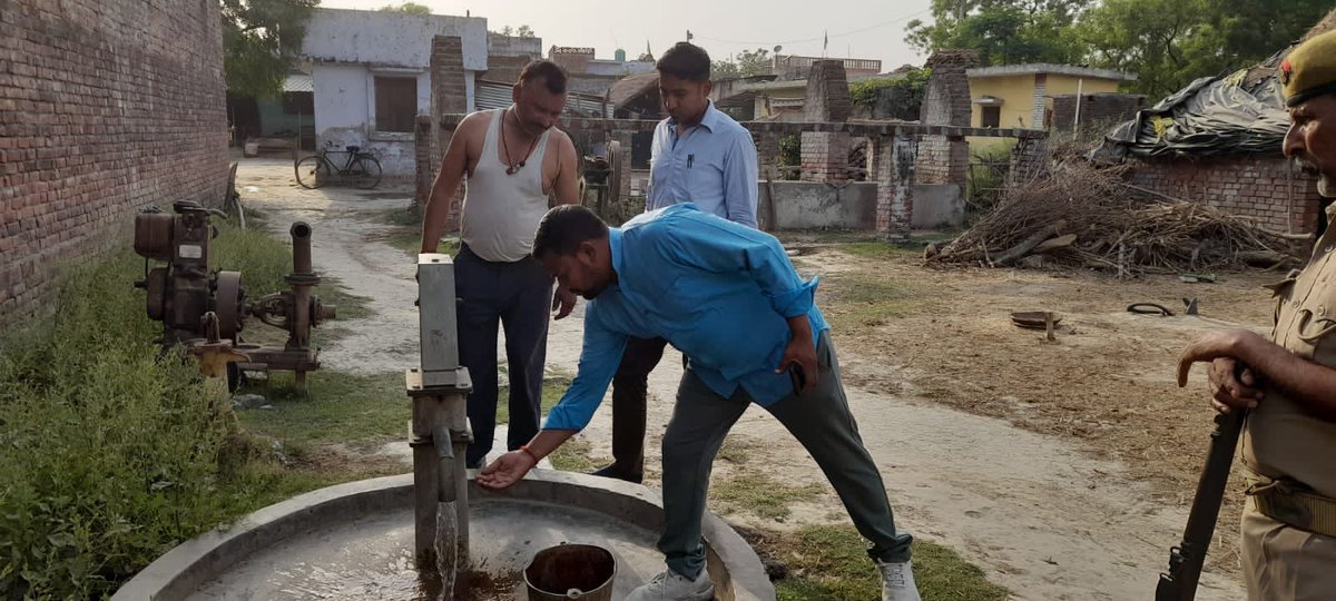 Bdo_Tarabganj's tweet photo. Clean water proves as a savior in this scorching summer heat. Inspecting hand pumps of GPs to ensure clean and safe water must be available at the doorsteps of every villagers @dmgonda2 @CdoGonda https://t.co/yas5NrfGuS