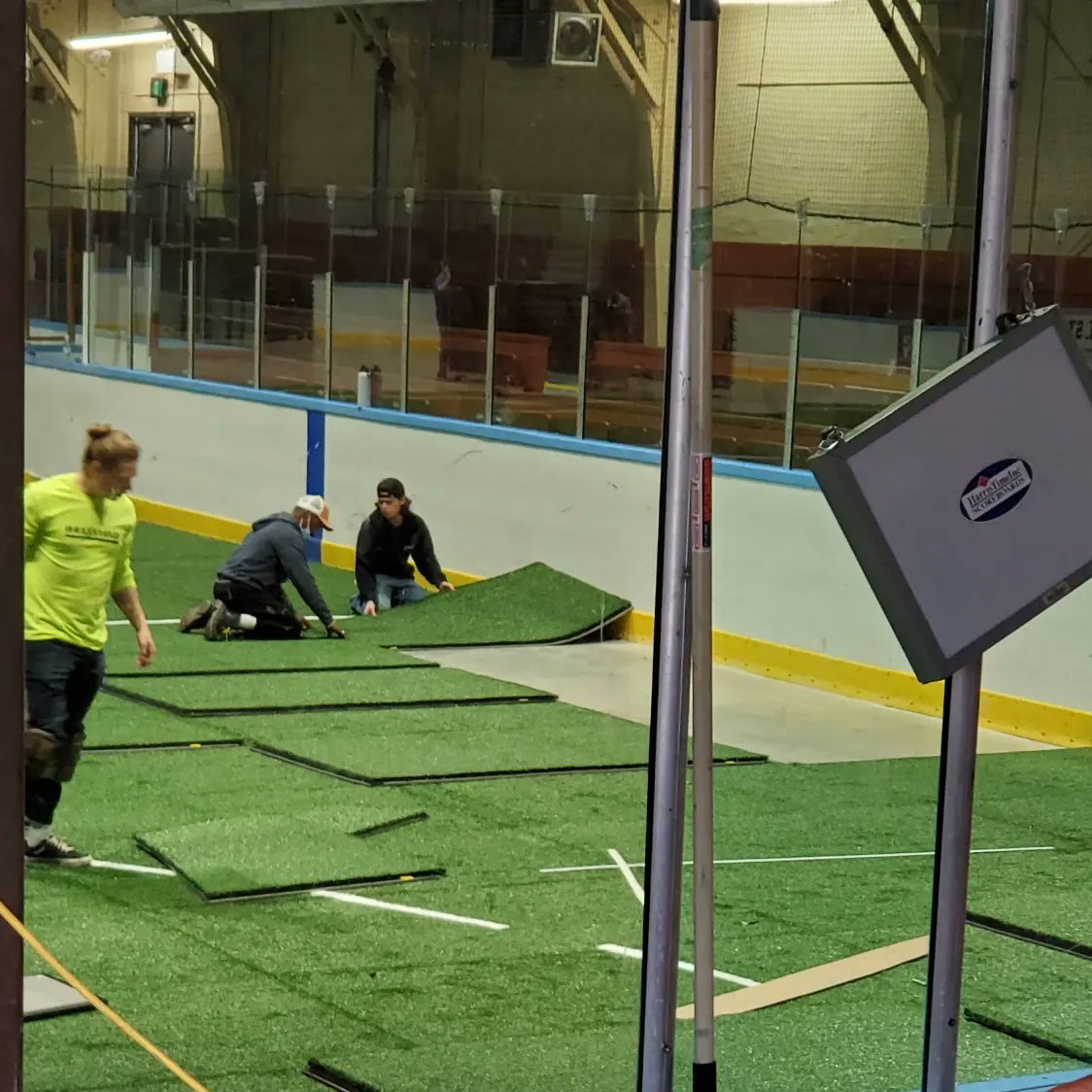 BMLA1943's tweet image. IT'S LIKE CHRISTMAS MORNING! The new turf is getting installed at Memorial #allroadsleadtoBrampton #continuedopportunities #fallprogramming #optionsareendless