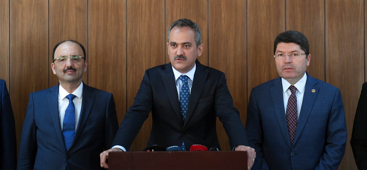 Millî Eğitim Bakanımız Sayın Mahmut Özer, yarından itibaren okullarda öğretmen ve öğrencilerin maske takma zorunluluğunun kaldırıldığını açıkladı.

🔗meb.gov.tr/ogretmen-ve-og…

<a href="/tcmeb/">Millî Eğitim Bakanlığı</a> <a href="/memleventyazici/">Levent Yazıcı</a>